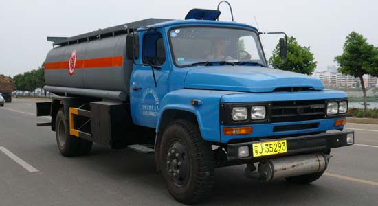 東風(fēng)尖頭化工液體運(yùn)輸車