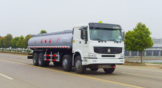 斯太爾前四后八化工液體運(yùn)輸車
